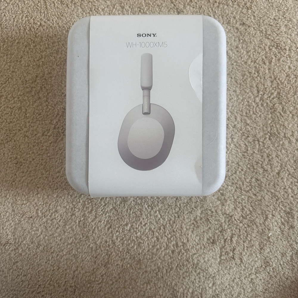 Sony WH-1000XM5 in Elegant White Box